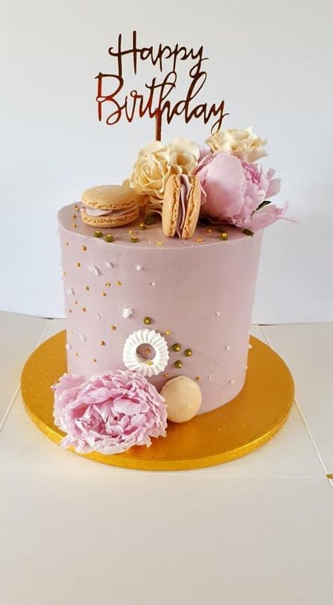 Cake With Macarons On Top, Bday Cakes For Girls, Cake With Macarons, Caramel Mud Cake, Diy Cakes, Cakes Fondant, Vanilla Birthday Cake, Pearl Cake, Macaron Cake