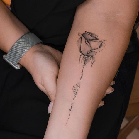 Hand Written Tattoos, Brust Tattoo Frau, Rose Tattoo With Name, Memorial Tattoo Designs, Polynesian Tattoos Women, Rose Hand Tattoo, Rose Tattoos For Women, Mom Tattoo Designs, Tattoos For Women Flowers