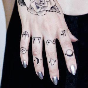 Moon Phases Temporary Finger Tattoos Men Finger Tattoos, Inside Finger Tattoos, Simple Hand Tattoos, Diy Tattoo Permanent, Artsy Tattoos, Moon Phases Tattoo, Finger Tattoo For Women, Knuckle Tattoos, Hand And Finger Tattoos