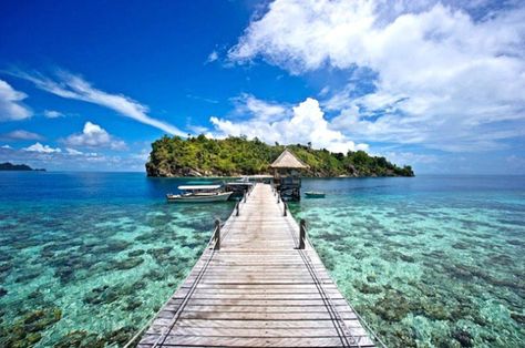 Raja Ampat is a must-see destination if you're traveling to Indonesia Karimun Jawa, Zhangjiajie, Raja Ampat, Nature Travel, Most Beautiful Places, Travel Aesthetic, Luxury Travel, Breathtaking Views, Travel Blog