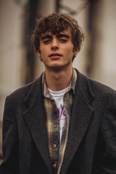 Street style à la Fashion Week homme automne-hiver 2018-2019 de Paris French Style Men, Modern Gentleman Style, Gentleman Mode, Style Gentleman, La Fashion Week, Mens Fashion Week, Modern Gentleman, Men Street, Mens Winter Fashion