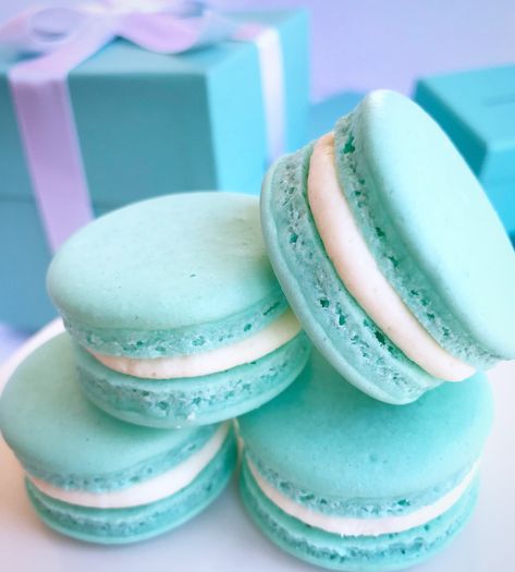 These cute Tiffany Blue macarons are fun to make & taste delicious with a blueberry jam & buttercream centre. Blue Party Foods, Blue Macaroons, Blue Macarons, Tiffany Cakes, Kue Macaroon, Tiffany Theme, Blue Icing, Blue Drinks, Macaroon Recipes