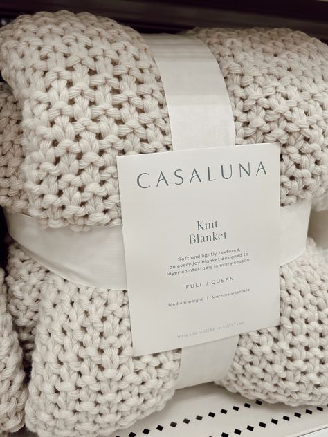 Throw Blankets For Couch, Chunky Knit Throw On Bed, Casaluna Chunky Knit Blanket, White Bed Blanket, Cream Chunky Blanket, Chunky Bed Throw, Best Throw Blanket, Neutral Throw Pillows Bed, King Bed Throw Blanket