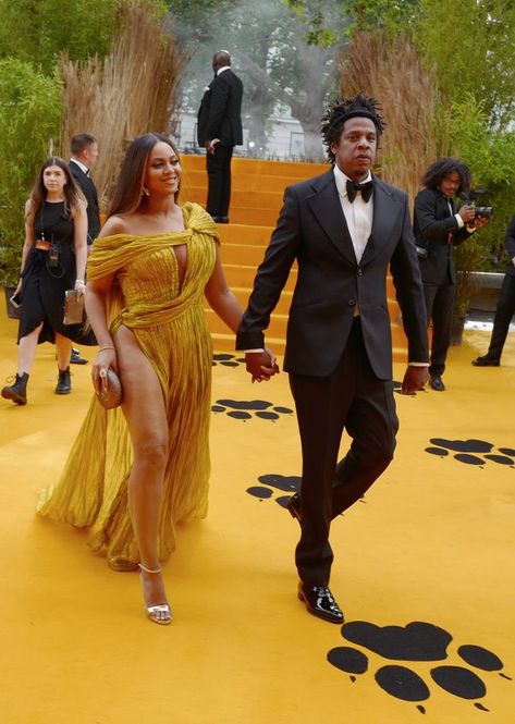 Beyonce Lion King, Watch The Lion King, Beyoncé And Jay Z, The Lion King 2019, Cong Tri, Lion King 2019, High Split Dress, Beyonce Outfits, Il Re Leone