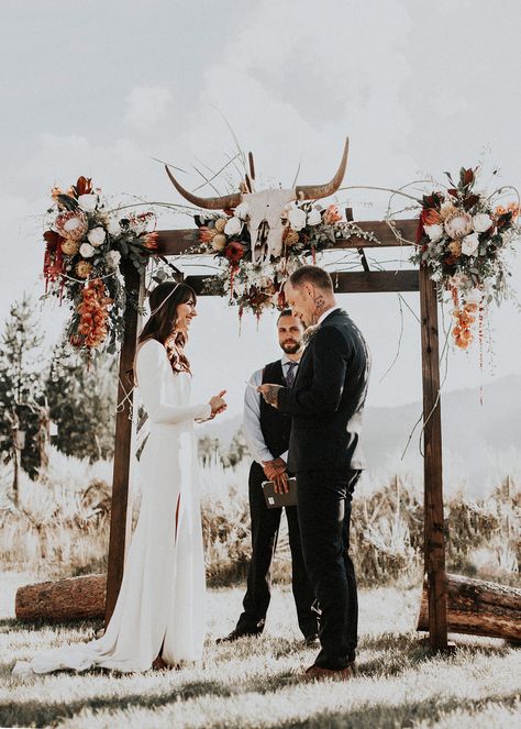 Country Wedding Pictures, Winery Wedding Venues, Country Western Wedding, Country Wedding Photos, Western Themed Wedding, Cowgirl Wedding, Country Barn Weddings, Country Theme Wedding, Cowboy Wedding