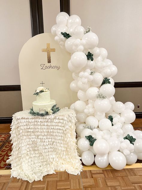 Simple Baptism Decor, Baptism Backdrop Ideas, Baptism Balloons, Baptism Backdrop, Greenery Cake, Baptism Reception, Christening Balloons, Baptism Themes, Tulle Backdrop