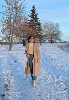 Kashmir Clothes Style, Kashmir Look For Women, Snow Outfit Couple, Switzerland Dress Style, Shimla Trip Outfit Ideas, Outfits For Shimla Trip, Honeymoon Dress For Women In Winter, Manali Dress Ideas, Dress For Kashmir Trip