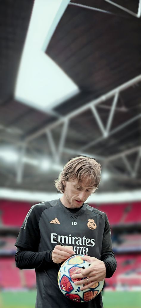 Modric Wallpapers, Modric Real Madrid, Luka Modric, Ronaldo Real, Real Madrid Football, Real Madrid Wallpapers, Madrid Wallpaper, Football Players, Real Madrid