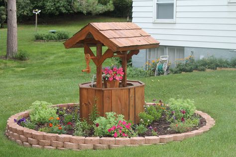 Wishing well flower garden. Wishing Well Landscaping Ideas, Garden Wishing Well Ideas, Wishing Well Ideas For Yard, Water Well Cover Ideas Outdoor, Well Decoration Ideas, Water Well Design, Wishing Well Ideas, Garden Wishing Well, Wishing Well Garden