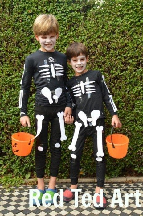 Easy Skeleton Costume & Free Printable. Perfect last minute Halloween costume from https://www.redtedart.com Easy Skeleton Costume, Skeleton Costume Diy, Paper Skeleton, Halloween Skeleton Costume, Sew Halloween, Halloween Crafts For Kids To Make, Diy Skeleton, Sew Halloween Costume, Last Minute Halloween Costume