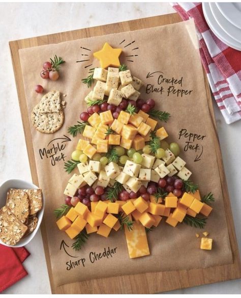 Christmas Cheese Boards, Christmas Tree Food, Jul Mad, Christmas Charcuterie, Fest Mad, Holiday Platters, Christmas Cheese, Christmas Platter, Cheese And Crackers