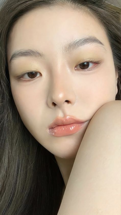 Korean Eyebrows Shaping, Natural Makeup Asian, Makeup Dark Hair, Asian Eyebrows, Korean Makeup Trends, Warm Tone Makeup, Layout Makeup, Korean Eyebrows, Tone Makeup