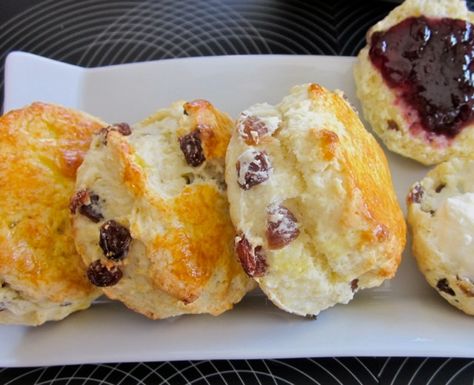 Sultana Scones, Basic Scones, Baking Powder Biscuits, Scone Recipes, Scones Recipe Easy, Crockpot Roast, Breads & Buns, Homemade Biscuits, British Food