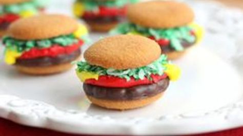 Don't let these fool you. These are sweet hamburgers made from cookies, frosting, and coconut. Grasshopper Fudge, Hamburger Cookies, Burger Cookies, Grasshopper Cookies, Crabby Patties, The Girl Who Ate Everything, Vanilla Wafer, Mini Hamburgers, Mini Burger