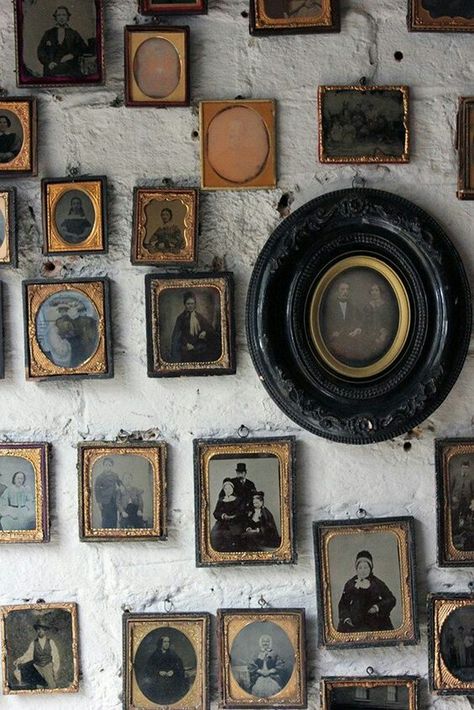 Moody Academia, Old Wall, Frame Wall Decor, 인물 사진, Pics Art, Aesthetic Room, Vintage Frames, Photo Frame Wall, Vintage Photos