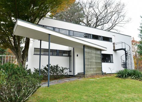 Walter Gropius and Bauhaus Architecture Photos | Architectural Digest                                                                                                                                                     More Walter Gropius Bauhaus, Gropius House, Sketches Architecture, Bauhaus Furniture, Bauhaus Architecture, Brutalist Buildings, Modernist House, Norman Foster, Walter Gropius