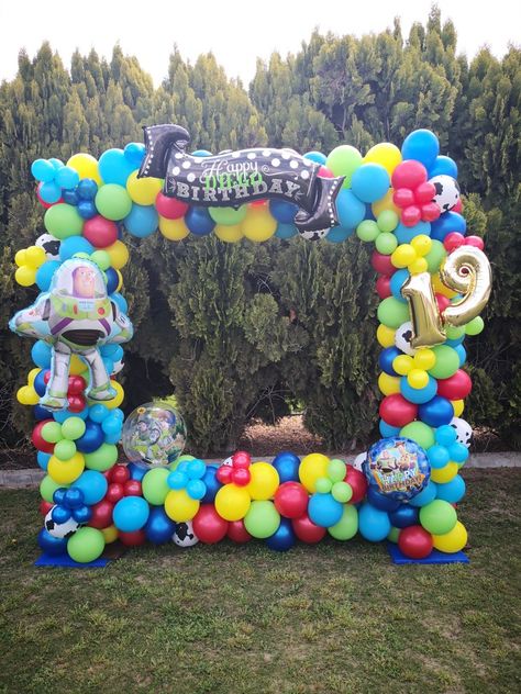 Balloon Frame Construction, Picture Balloon Ideas, Balloon Frame Photo Booths, Square Frame Balloon Decor, Balloon Picture Frame, Senior Picnic, 3rd Birthday Pictures, Shark Balloon, Boy Birthday Pictures