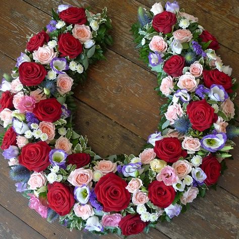 Horseshoe Wreath, Horse Wreath, Dia De Los Muertos Decorations Ideas, Flower Hearts, Horse Wreaths, Sympathy Arrangements, Casket Sprays, Flowers Decor, Horse Shoe