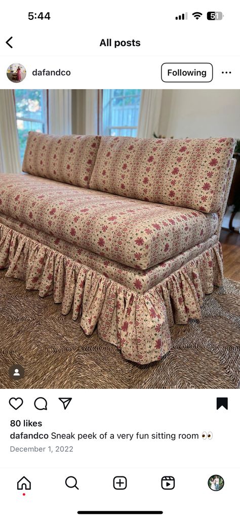 Diy Furniture Upholstery, Skirted Sofa, English Decor, Cottage Interiors, Tufted Sofa, Fabric Inspiration, Sofa Styling, Traditional Living Room, Furniture Details