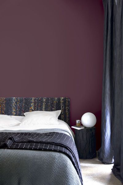 un camaïeu de bleus relevé par un mauve profond et réchauffé par un joli mélange de texture Burgundy Bedroom, Colorful Bedroom Design, Burgundy Living Room, Burgundy Walls, Bedroom Red, Bedroom Paint Colors, Bedroom Paint, Bed Cover, Bedroom Colors