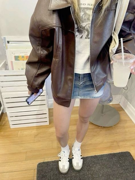 Denim Skirt Leather Jacket Outfit, Outfit Ideas Jean Skirt, Jean Skirt Outfit Aesthetic, Outfit Ideas Denim Skirt, Short Jean Skirt Outfits Fall, Brown Denim Skirt Outfit, Mini Denim Skirt Outfit, Jean Skirt Outfits Fall, Denim Skirt Fits