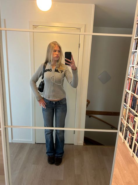 Fit Inspo For School Outfits Winter, Winter Outfits Stockholm, Flare Jeans Outfit Summer, Cold Weather Outfits For School, Stockholm Style Aesthetic, Outfit Elegant, Stockholm Fashion, Cute Everyday Outfits, How To Pose