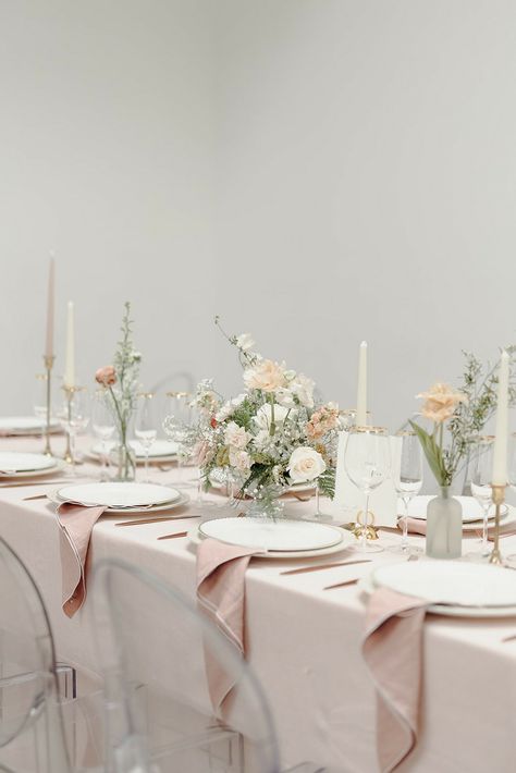 Spring Wedding Centerpieces, Pink Wedding Receptions, Romantic Table Decor, Romantic Centerpieces, Wedding Table Setup, Tall Candles, Beautiful Wedding Centerpiece, Simple Wedding Centerpieces, Low Centerpieces