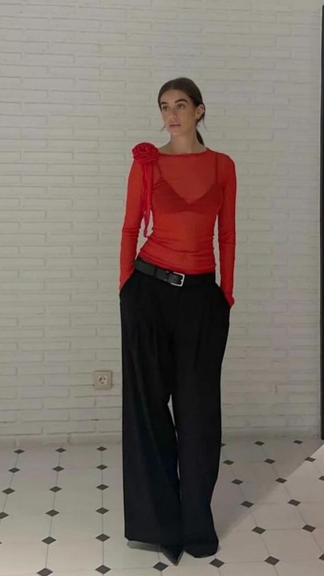 December Night Out Outfit, Christmas Party Trouser Outfit, Dance Party Outfit Casual, Night Club Outfits Pants, Gala Dinner Outfit Classy, Pants With Heels Outfit, New Years Eve Outfits Parties Night Out, Nye Fit, Red Tshirt Outfit