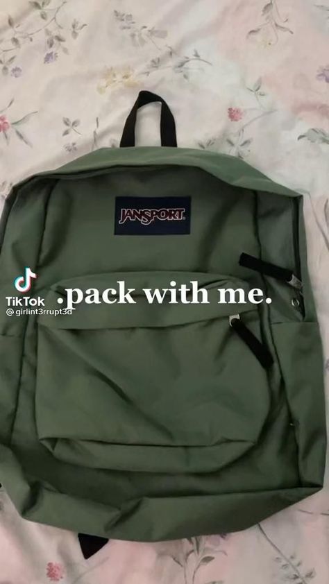 Backpack Aesthetic Travel, Whats In My Backpack, Backpacks Aesthetic, What's In My Backpack, Backpack Ideas, Everyday Bag Essentials, Backpack For School, School Bag Essentials, Backpack Essentials