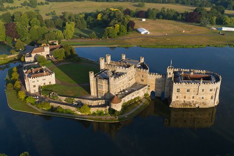 Leeds Castle Castles To Visit, Leeds Castle, English Castles, Castles In England, Castle Mansion, Famous Castles, Day Trips From London, Kent England, Chateau France