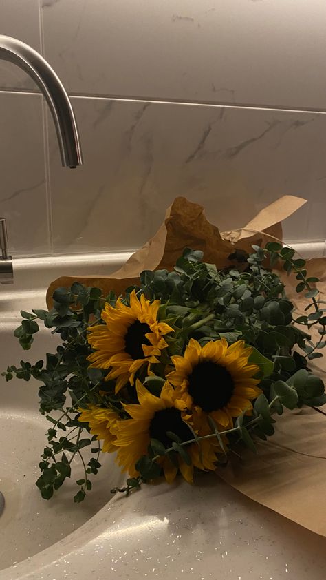 autumn flowers Sunflower Fall Aesthetic, Fall Sunflower Aesthetic, Autumn Flowers, October 2022, Fall Plants, Fall Aesthetic, Autumn Cozy, Fall Flowers, Fall Wreath