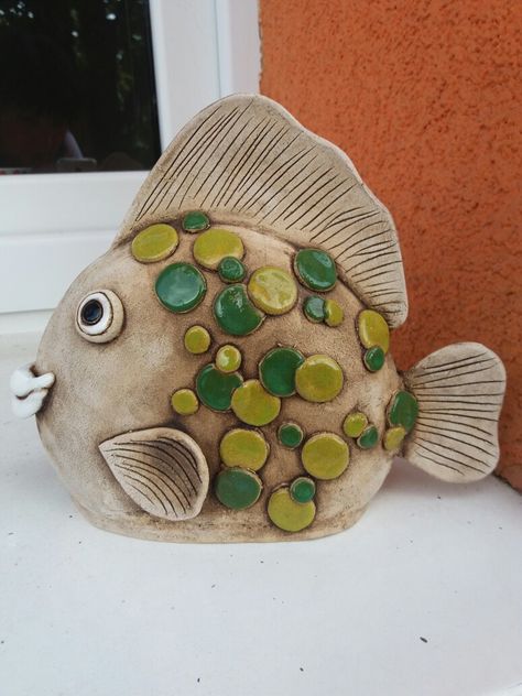 Diy Keramik, Pottery Animals, Cerámica Ideas, Sunbonnet Sue, Pottery Handbuilding, Hand Painted Pottery, Fish Sculpture, Ceramic Fish, Slab Pottery