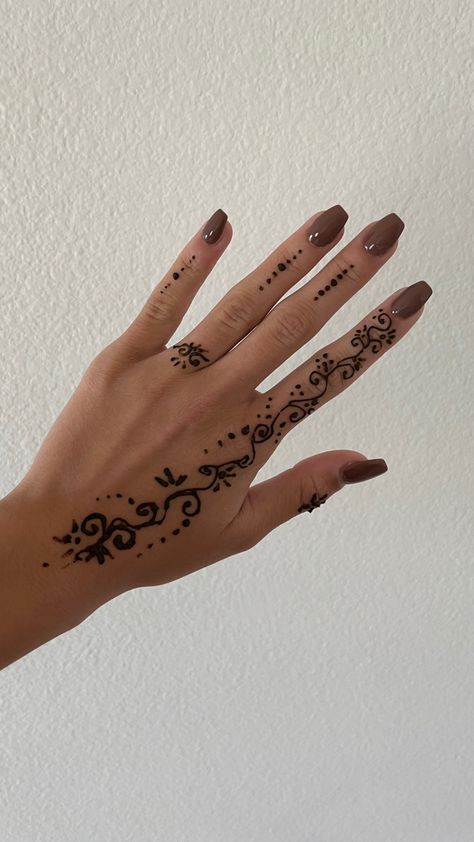 Single Finger Henna, Henna Inspo Simple Hand, Henna On Hand Simple, Hena Desain Simple Front Hand, Henna Designs Simple Hand, Floral Henna Designs Easy, Tattoo Words Men, Easy Hand Henna Designs For Beginners, Cute Hannah Designs