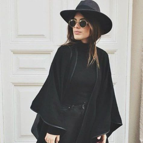 Dale un toque con más estilo a tus outfits otoñales La entrada 10 ideas para usar sombreros en otoño y verte bien todo el tiempo se publicó primero en Mujer de 10: Guía real para la mujer actual. Entérate ya.. All Black Outfits, Black Is The New Black, Neue Outfits, Total Black, Looks Street Style, Black Everything, All Black Everything, Black Outfits, Outfits With Hats