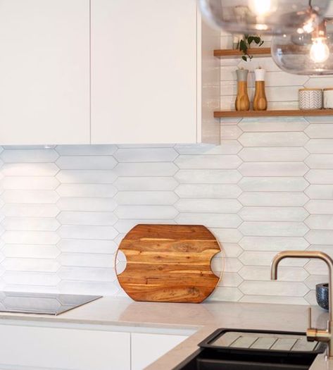 5 step guide to picking the right kitchen splashback tile Modern Herringbone Backsplash, White Picket Tile Backsplash Kitchen Horizontal, Kitchen Splash Tiles, Backsplash Picket Tile, White Picket Style Backsplash, Picket Tiles Kitchen, Modern Tile Kitchen Backsplash, Picket Tile Kitchen Backsplash, Plain Backsplash Kitchen