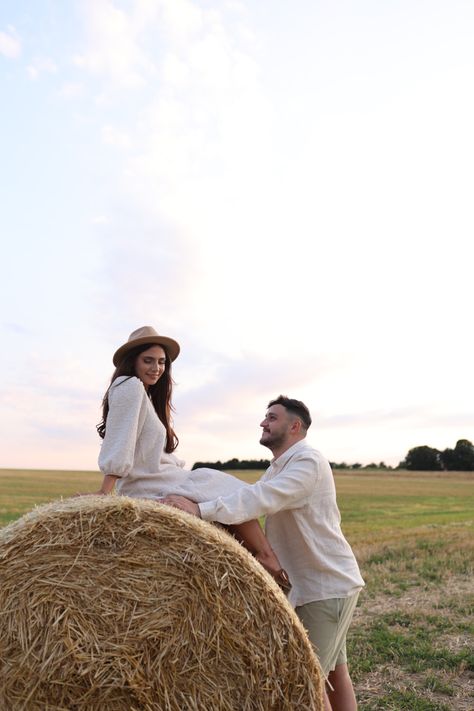 Haybale Photoshoot, Hay Bale Pictures, Hay Bale Photoshoot, Fall Hay Bale, Couples Shoot, Hay Bales, Outdoor Photoshoot, Couples Poses, Couple Poses