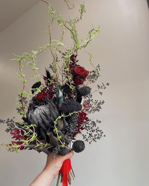 Ronniefloweer LLC, Woodinville on Instagram: “Devilish figure 💀🌹🖤 #seattle #weddings #florist #seattleflorist #wa #Washington #washingtonflorist #botanical #houseofbotanicals #events…” Goldfish Activities, Goth Picnic, Romantic Gothic Wedding, Grad Bouquet, Dark Fantasy Wedding, Spooky Flowers, Gothic Bouquet, Beetlejuice Wedding, Become A Florist