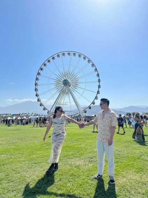 Boys Coachella Outfits, Men Coachella Outfits, Mens Coachella Outfits, Coachella Outfit Men Festival Fashion, Guy Coachella Outfits, Coachella Couple, Couple Poses Instagram, Boyfriend Girlfriend Aesthetic, Festival Couple