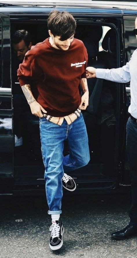 eileen ¹ᴰ ☀️☁️ misses louis on Twitter: "the cuffed jeans, pack it up louis tomlinson… " Louis Tomlinson Outfits Inspiration, Louis Tomlinson Outfits, Louis And Harry, One Direction Pictures, Cuffed Jeans, Louis Williams, 1d And 5sos, Larry Stylinson, About Fashion