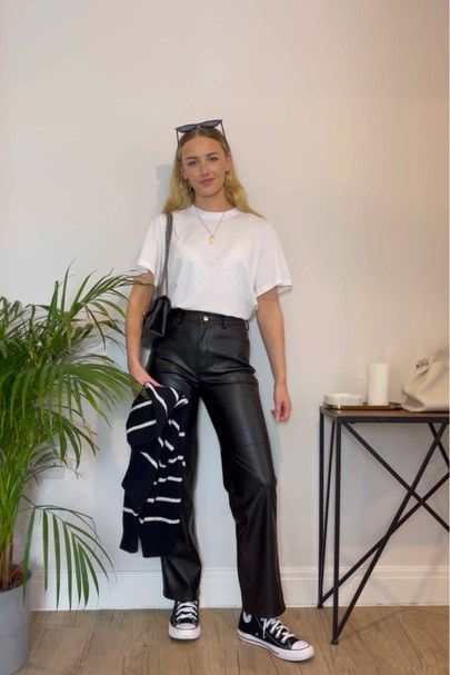 Leather Trousers Converse Outfit, Leather Trousers Converse, Casual Leather Trousers Outfit, Straight Leather Trousers Outfit, Leather Pants With T Shirt, Leather Pants Tshirt Outfit, Leather Jeans Outfit Casual, Leather Look Trousers Outfit, Leather Pants And Tshirt Outfit