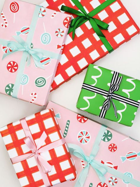 Christmas Gift Wrap Aesthetic, Cute Wrapping Paper Ideas, Colorful Christmas Wrapping, Cute Christmas Wrapping Paper, Colourful Christmas Wrapping, Christmas Wrapping Paper Designs, Christmas Gift Wrapping Colorful, Holiday Wrapping Paper Design, Fun Christmas Wrapping Paper