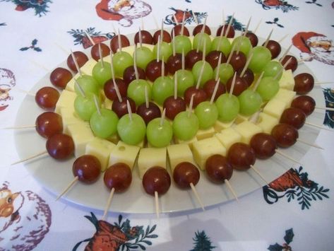 Amazing Food Platters, Decorações Com Comidas, Appetizers Easy Finger Food, Cold Appetizers, Charcuterie Recipes, Appetizer Bites, Summer Dessert Recipes, Easy Food Art, Easy Appetizer Recipes