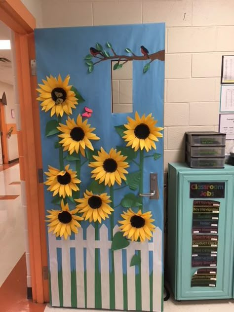 Fall Door Ideas, Fall Classroom Door Ideas, Class Door Ideas, School Door Ideas, Preschool Door Decorations, Fall Classroom Door, Preschool Door, Door Hallway, Dorm Door