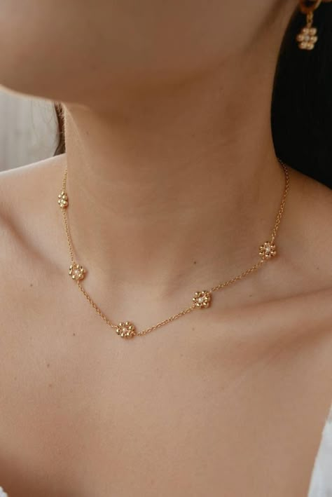 Daisy Bead Necklace, Cute Choker Necklaces, Daisy Chain Necklace, Elegant Pearl Jewelry, Pearl Flower Necklace, Beaded Flower Necklace, Gold And Pearls, Daisy Choker, Choker Pearl