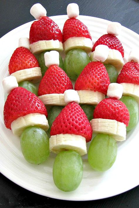 Lots of fun Christmas breakfast ideas that your kids will love! Grinch fruit kabobs and lots of other ideas. #christmasbreakfast #christmasideas #healthychristmasfood #healthysnacks #christmassnacks Grinch Fruit Kabobs, Healthy Christmas Snacks, Healthy Christmas Recipes, Jul Mad, Decorações Com Comidas, Fruit Kabobs, Healthy Christmas, Holiday Snacks, Christmas Brunch