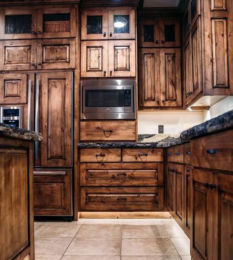 Rustic Hickory Cabinets, Wallpaper Ideas Kitchen, Paint Ideas Kitchen, Farmhouse Style Kitchen Cabinets, Alder Kitchen Cabinets, Kitchen Wallpaper Ideas, Kitchen Paint Ideas, Lighting Ideas Kitchen, Baños Shabby Chic