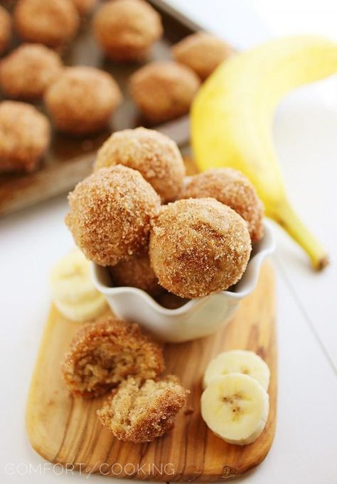 Baked Cinnamon-Sugar Banana Donut Holes – These soft, buttery banana bites are SO easy and pair perfectly with your morning coffee! | thecomfortofcooking.com Banana Donut Holes, Donut Holes, Cinnamon Banana, Köstliche Desserts, Banana Recipes, A Banana, Mini Muffins, Donut Recipes, Yummy Sweets