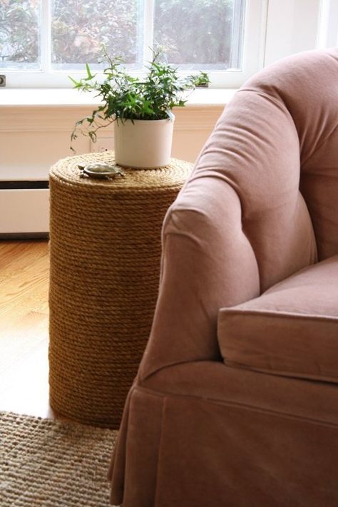 Will definitely add this to the list of upcoming projects for the new place DIY Home Decor: How to Make a Rope Side Table from Scratch — Apartment Therapy Reader Project Tutorial Jute Rope Side Table Diy, Rope Side Table, Cheap Side Tables, Easy Diy Home Projects, Diy Home Decor For Apartments, Diy Muebles Ideas, Rope Projects, Rope Diy, Cheap Apartment