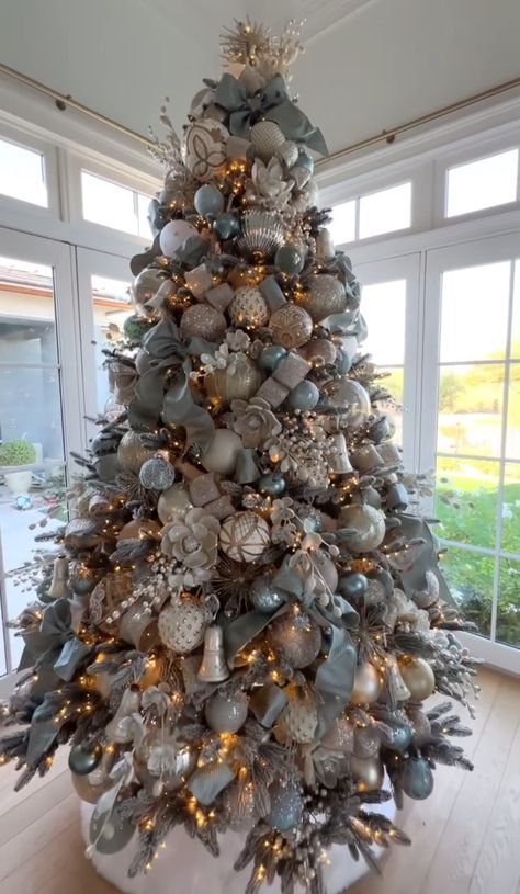 Cute Tree Decorating Ideas, Silver Gold And Blue Christmas Tree, Rose Gold And Blue Christmas Tree, Christmas Tree Color Themes, Christmas Tree Colour Scheme, Christmas Tree Decorations Ribbon, Gold Christmas Tree Decorations, Homes Around The World, Christmas Tree Decorating