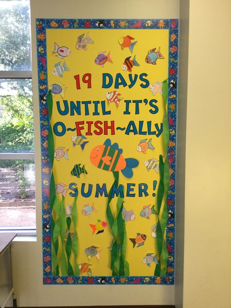 This bulletin board is a great way to count down the remaining days at the end of the school year. The students love seeing the number of days dwindle down to zero. Count Down To Summer Classroom Door, End Of School Year Door Decorations, End Of School Door Decorations, End Of School Bulletin Board Ideas, Count Down To Summer Bulletin Board, End Of The School Year Bulletin Boards, End Of Year Bulletin Board Ideas, End Of Year Classroom Door, Countdown To Summer Bulletin Board